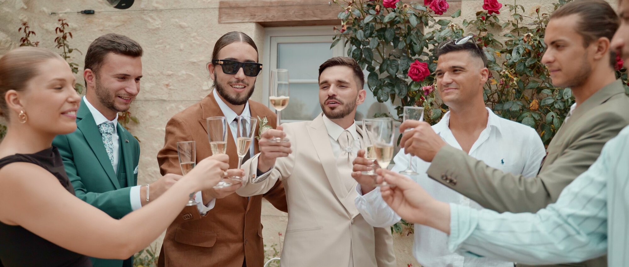 Toast des garçons pendant les préparatifs au Grand Breuil