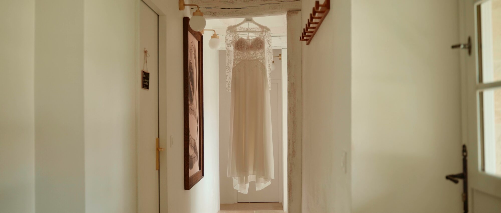 Robe de mariée suspendue, préparatifs à Perrusson