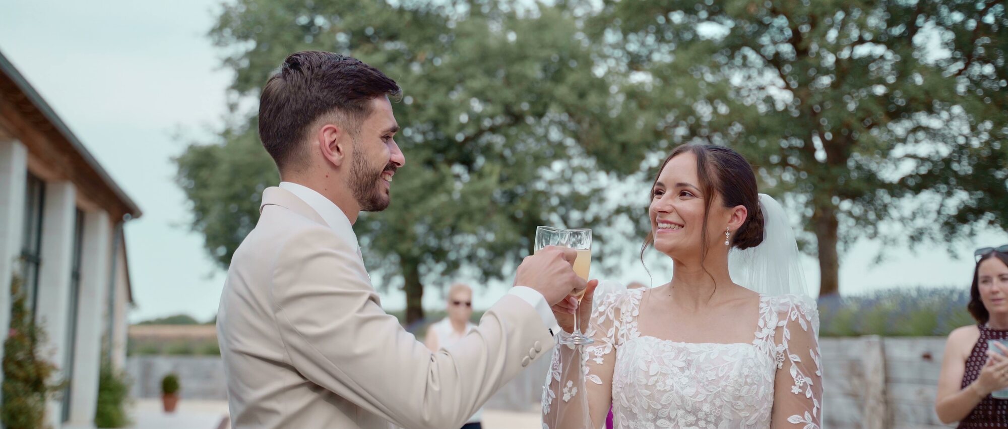 Manon et Eliot trinquent au cocktail du Grand Breuil