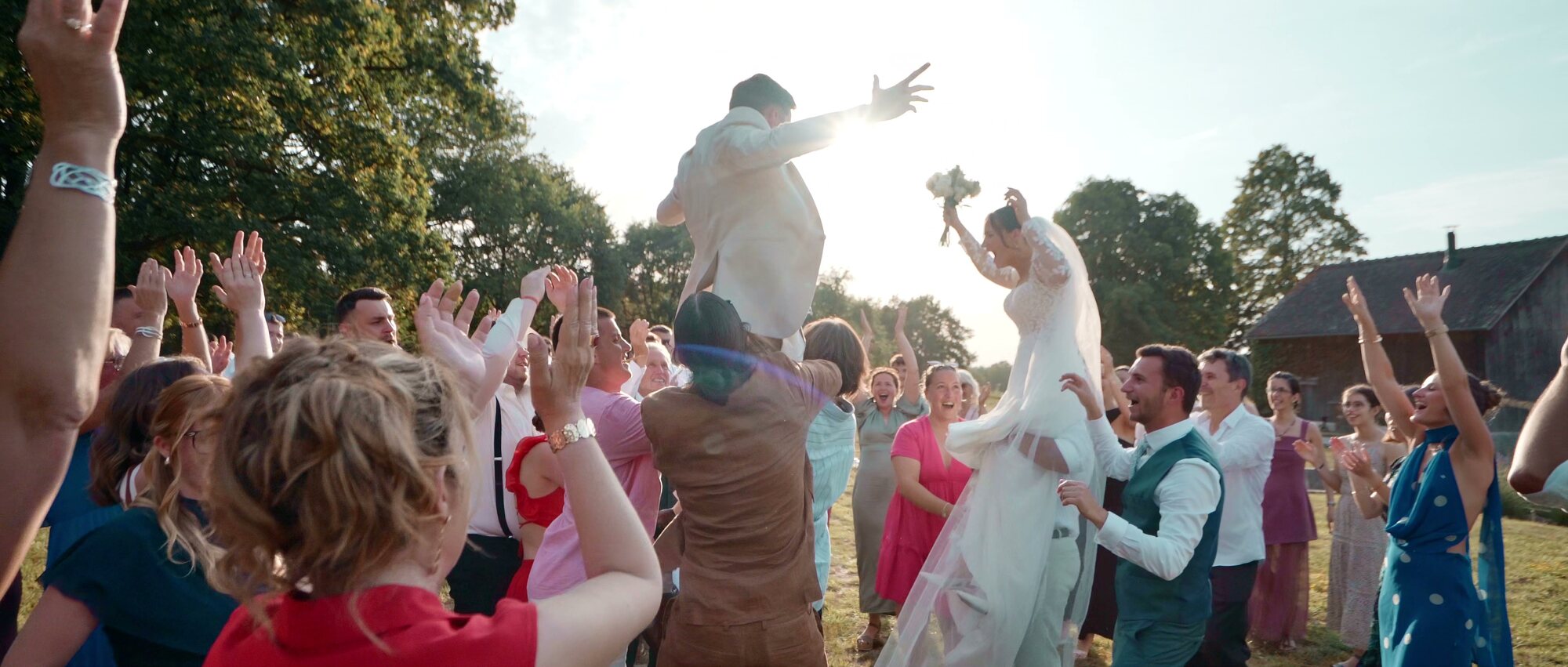 Le marié porté en l'air par ses amis, mariage festif
