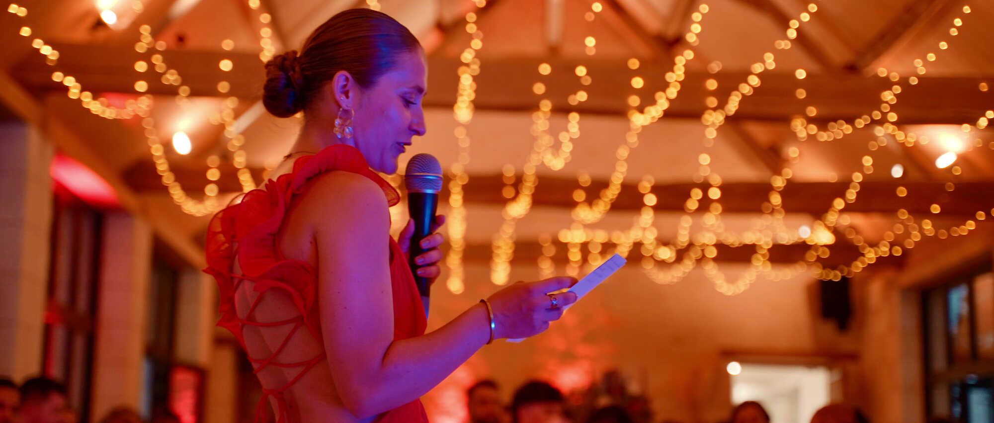 Discours d'une invitée pendant la soirée